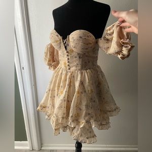 Adeirlina fairy tale mini dress with floral pattern.